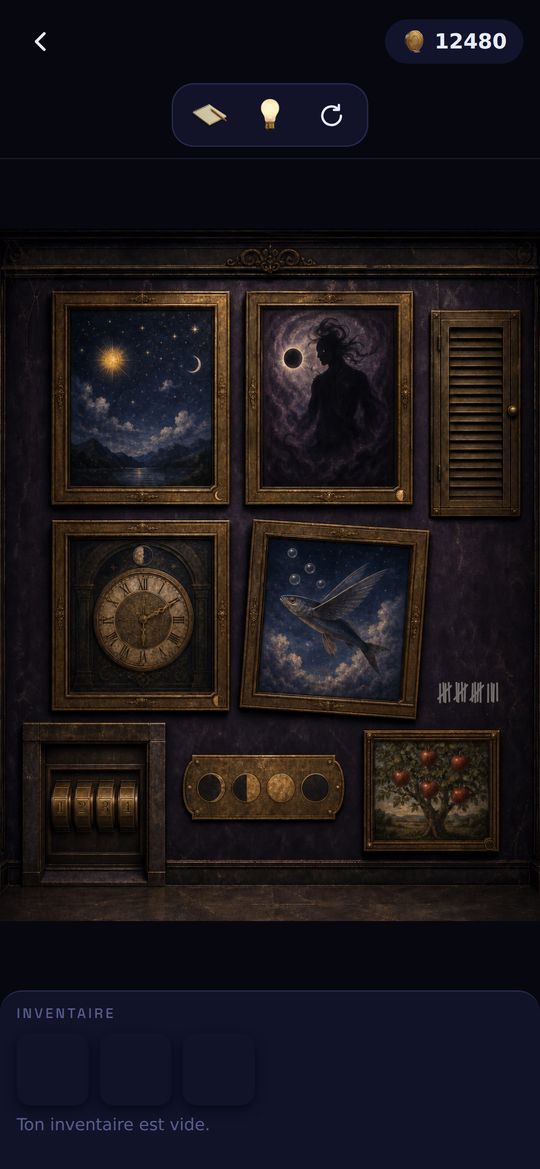 Une salle du jeu : un mur de tableaux à examiner.